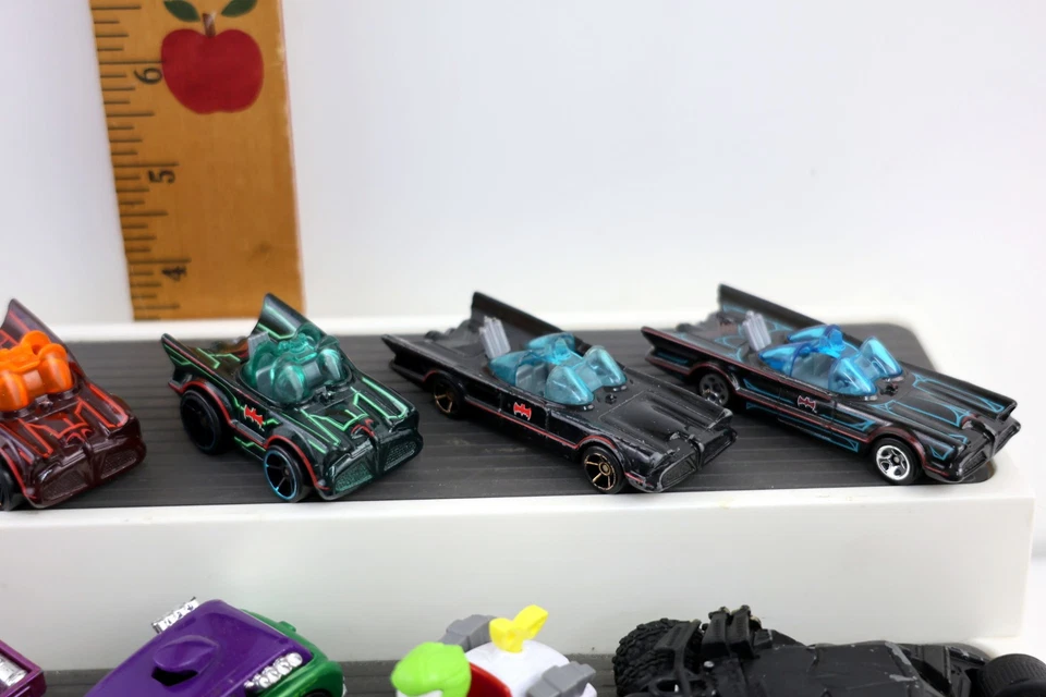 Hot Wheels DC Comics BATMAN-Batmobile, JOKER, Batcast ~ Lot of 18 Diecast Cars - Image 3 of 4