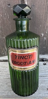 Label under glass ribbed green chemist / apothecary bottle – TINCT: ERGOT: AM