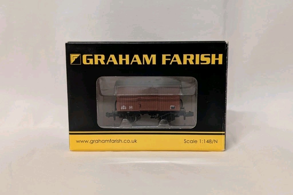 Graham Farish 377-981 12T Eastern Ventilated Van BR Bauxite (Late) (N gauge)