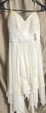 White Sleeveless Chiffon Lace Dress with Layered Skirt and Decorative Buttons