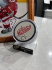 Kris Draper autographed photo and puck in stand — photo 2