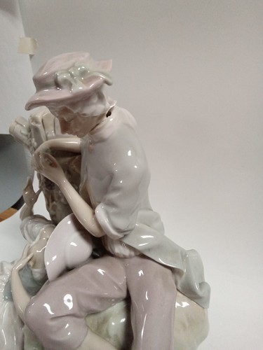 Large Lladro Romantic Couple Lovers Eat Feeding Grapes "See Pics For Details" # - Picture 7 of 9