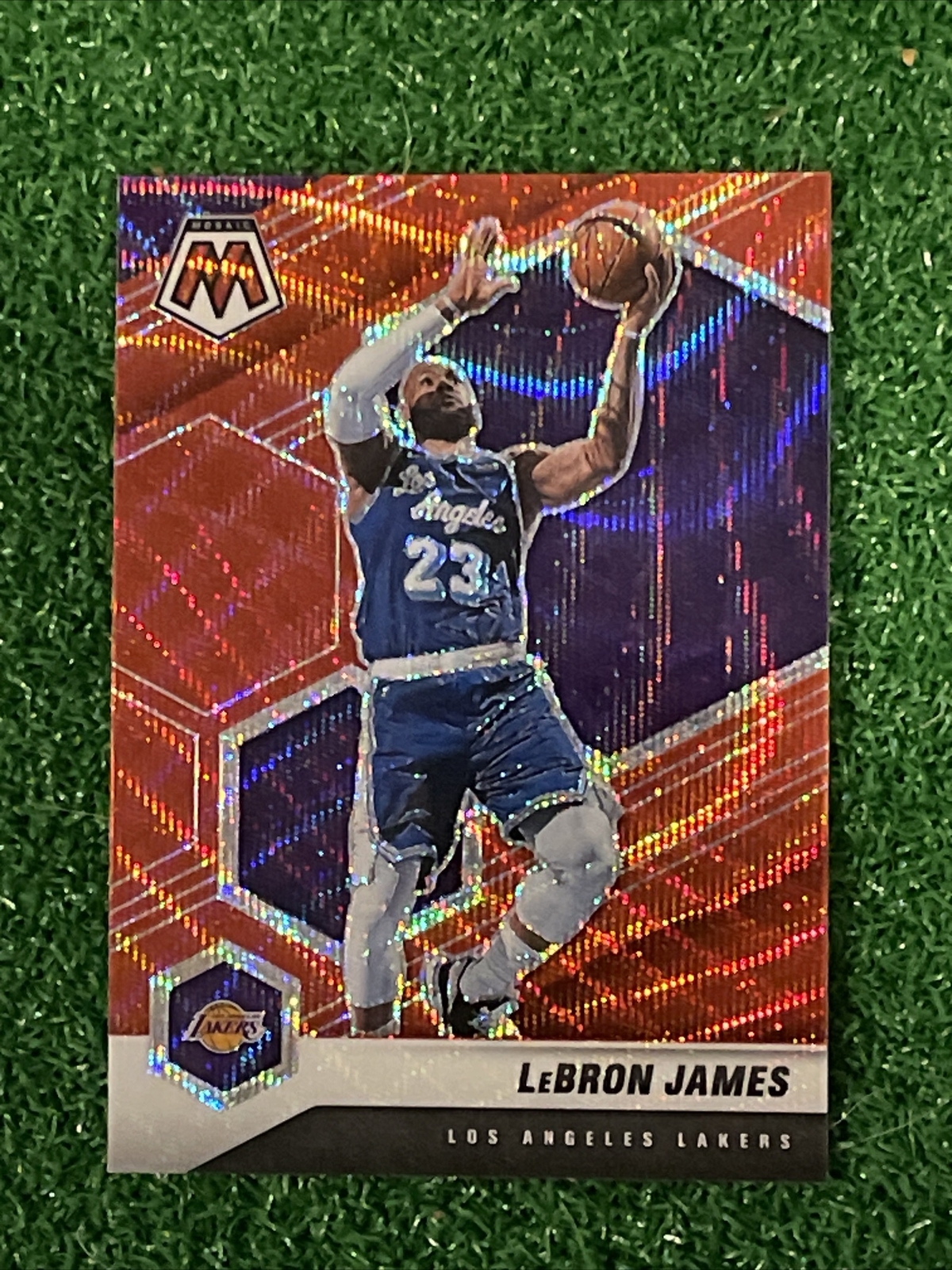 2020-21 PANINI MOSAIC #81 LEBRON JAMES LAKERS RED WAVE PRIZM Beaut Card🔥🔥🔥