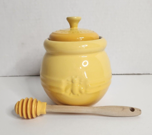 LE CREUSET Stoneware Honeypot Embossed Silicone Wood Honey Dipper Yellow 16ozNEW