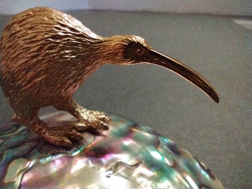 2 Gold Tone Kiwi Birds Paua Abalone Rainbow Shell Figurine ARIKI New Zealand - Picture 7 of 16