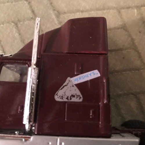 K LINE HEAVY HAULER HERSHEY’S MILK CHOCOLATE KISSES TRACTOR TRAILER, NEW - Picture 5 of 10