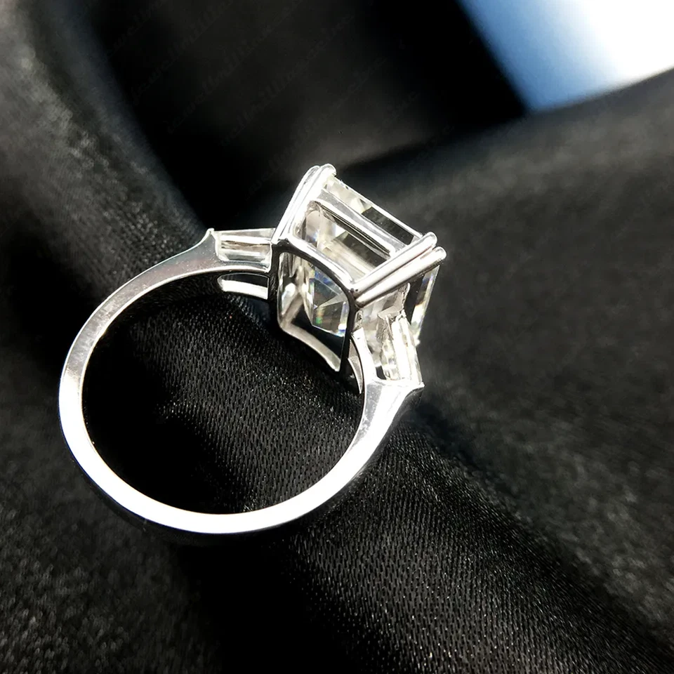 5.52 TCW Emerald & Baguettes Moissanite 3-Stones Engagement Ring Platinum Plated — 第 2/4 张图片