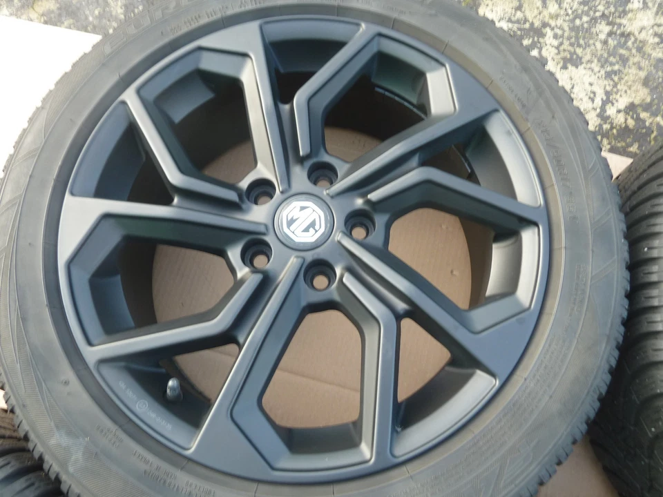 MG MG4 EH32 Winterräder Falken Eurowinter HS01 215/50R17 95V DOT1722 6,5-7,5mm - Bild 2 von 4