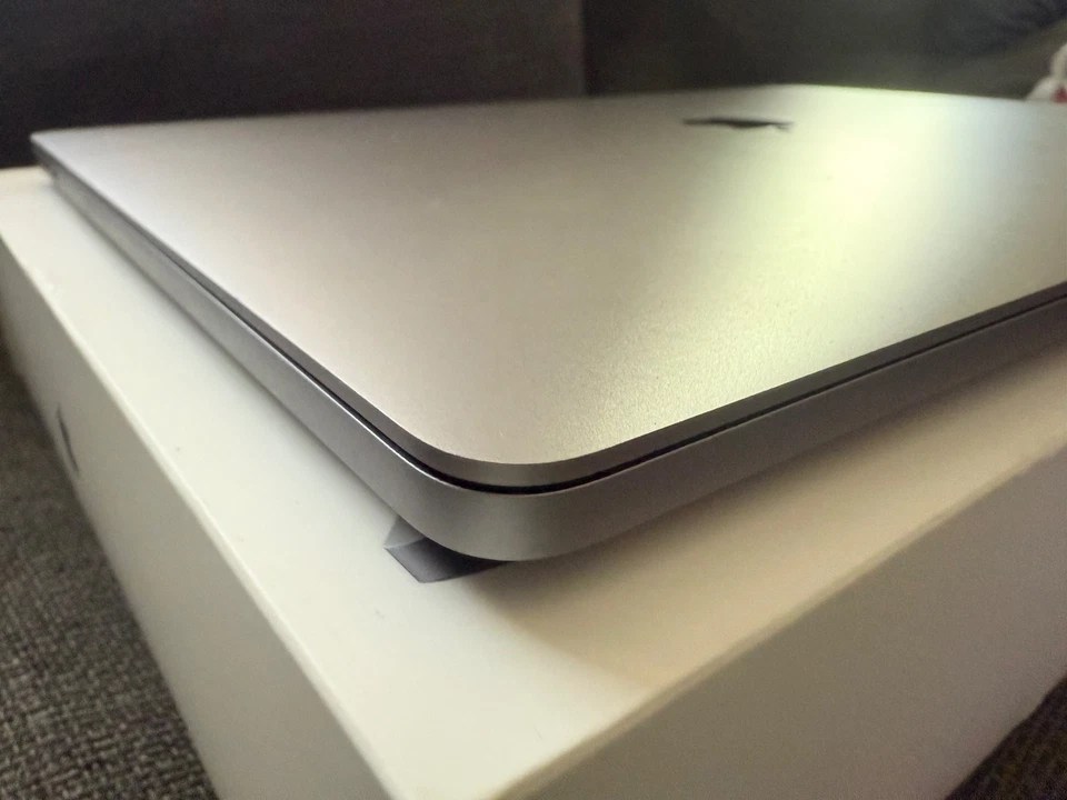 Apple MacBook Pro A2141 16 Zoll (1TB SSD, Intel Core i7-9750, 2,60GHz, 32GB RAM, - Bild 4 von 4