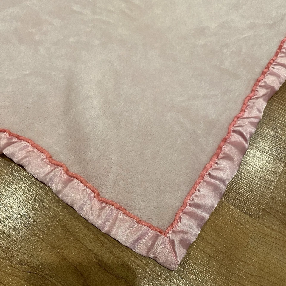 Mantas y Beyond Rosa Manta de Bebé Borde Satinado Vellón Tiro Niña Cuna Cochecito Foto 3 de 4