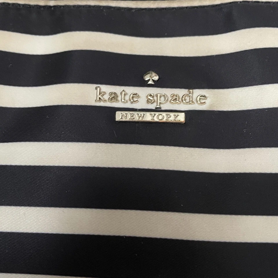 Bolso para Laptop Kate Spade Clásico Daveney Nylon Blanco y Negro Rayas 16x12 Foto 2 de 4