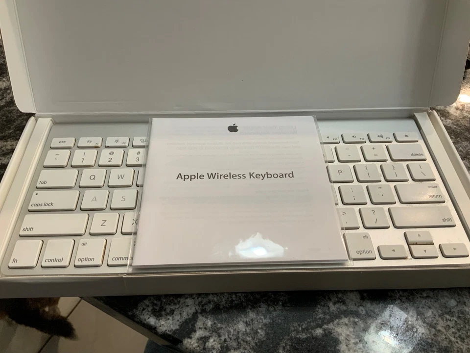 Apple A1314 Wireless Silver Slim Mini Keyboard NOT WORKING! W/BOX & manual - Image 3 of 4