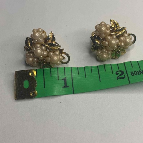Vintage Marvella Pearl And Gold Tone Flower Clip On Earrings - Picture 3 of 4