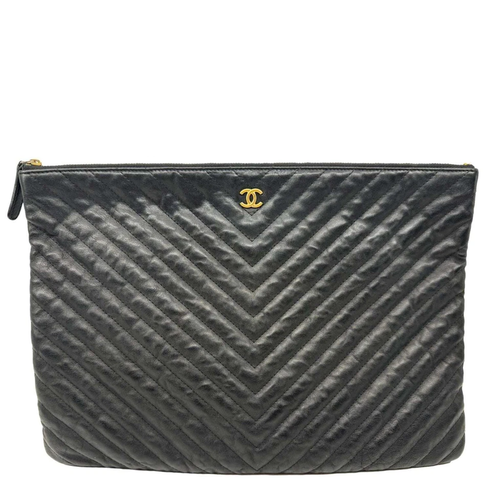 Bolso clutch de cuero Chevron negro Chanel O
