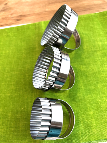 Set 3 Pastry Cutters Biscuit, Pie Crust, Cookies 3", 2.5" & 1.5" Diameter - Picture 3 of 4