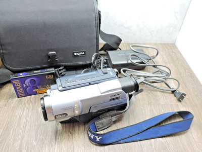 Sony Digital 8 Handycam DCR-TRV140 NTSC w/Battery, Charger, Case & 1 Tape