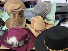 Grupa czterech amerykańskich kowbojskich kapeluszy i trzech innych rodzajów rozmiar Small 6 1/2 -6 3/4
