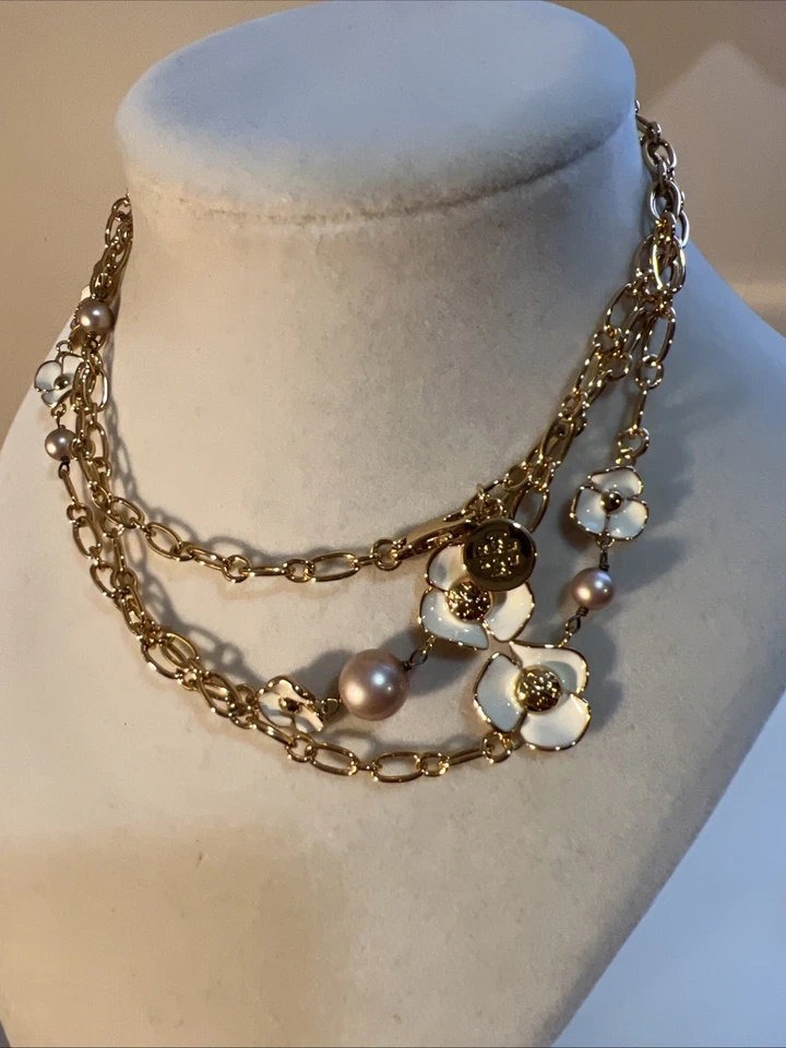 Colar rosário trevo pérola flor maricas esmalte tom dourado TORY BURCH 40"" - Imagem 3 de 4