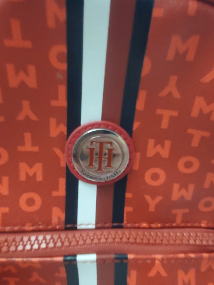 Cartera Mochila Roja Marca Tommy Hilfiger con Estampado TOMMY. Foto 2 de 4