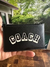 COACH CAK43 Zip Card Case With Varsity Motif Refined Pebble Leather Black/Chalk