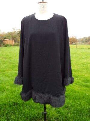 Schwarzes langes Oberteil/kurzes Kleid mit Kunstfellbesatz Winter Anlass HM XXL Brustumfang 53 Zoll neu mit Etikett