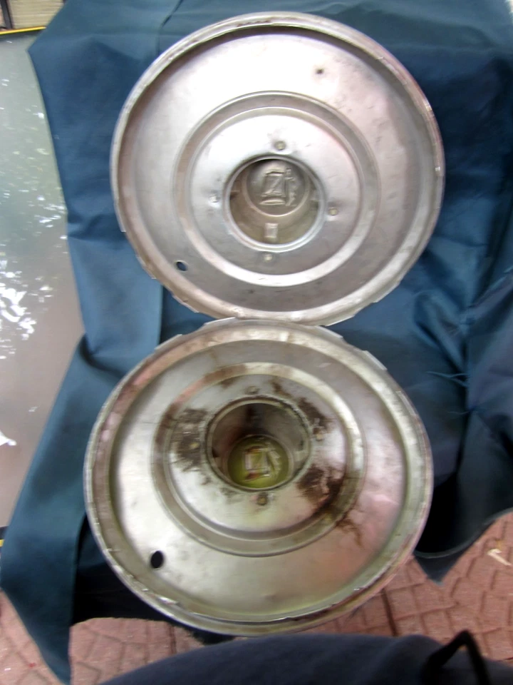 LOTE DE 2 TAPACUBOS DODGE ROYAL LANCER 1957 VINTAGE Foto 4 de 4