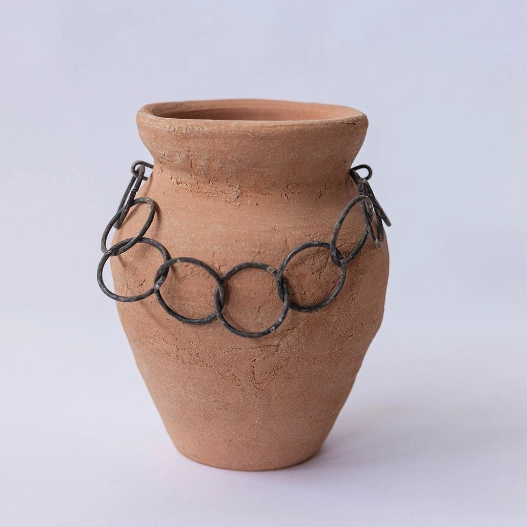 Rustic Look With Chain Décor Vase