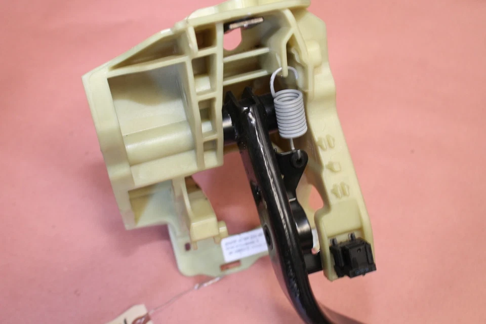 BMW 550I 2006-2007 E60 MONTAJE PEDAL FRENO M7150 Foto 4 de 4