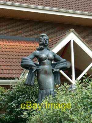 Photo 6x4 Diana Dors statue, Shaw Ridge Leisure Park, Swindon Freshbrook  c2008