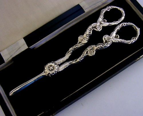 MINT ENGLISH CASED SOLID STERLING SILVER GRAPE SHEARS 1966 BARWARE 106g HEAVY - Picture 2 of 11