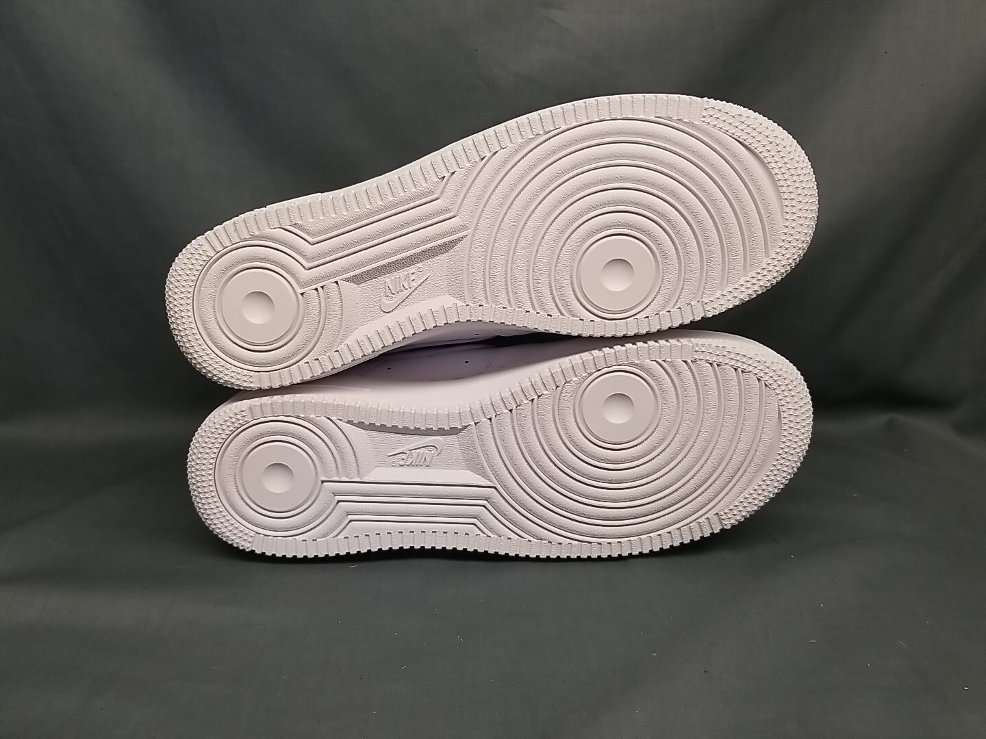 Nike Men's Air Force 1 '07 Sneakers Leather Triple White Size 10.5 NEW NO BOX! thumbnail 12