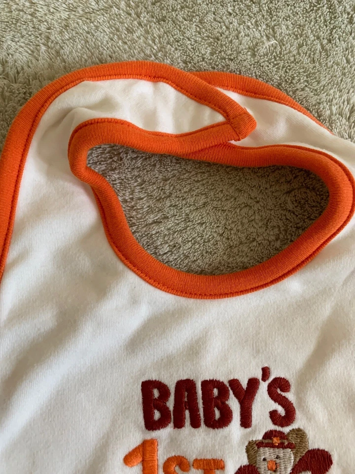 Babero bordado Carters Baby Cream Orange Baby’s 1st Thanksgiving Pavo Foto 4 de 4