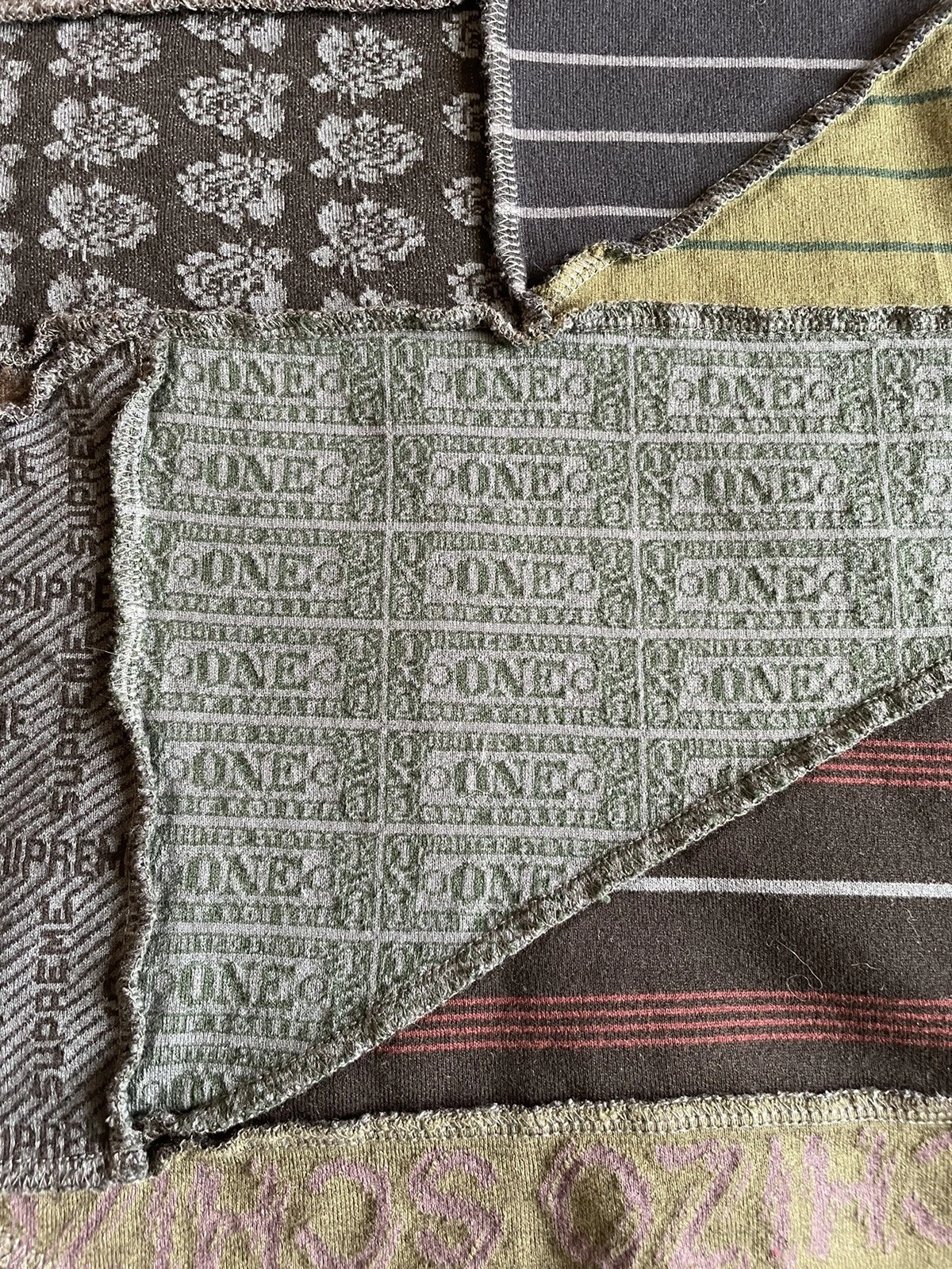 Maglione camicia Supreme Schizo Jacquard patchwork L S scatola logo maglietta SS23 in mano