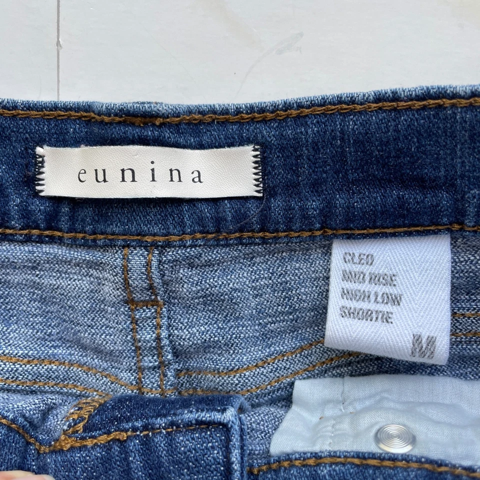 Pantalones cortos de mezclilla para mujer Eunina Cleo tiro medio alto bajo desgastado dobladillo deshilachado mediano Foto 3 de 4