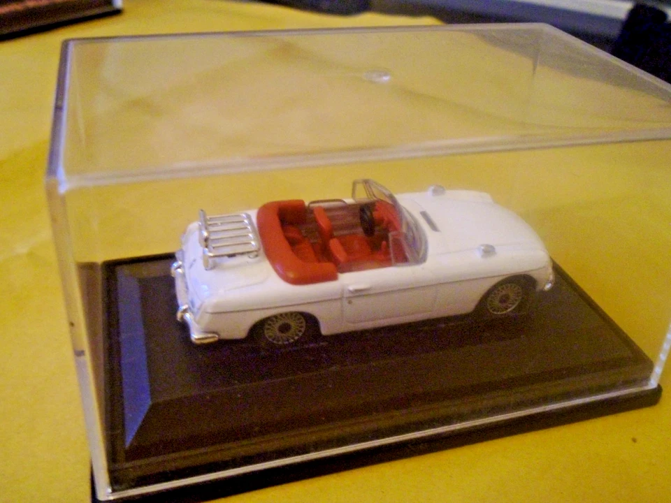Hongwell MGB Cabriolet White Mint Condition 1:72 - New Boxed - Image 3 of 4