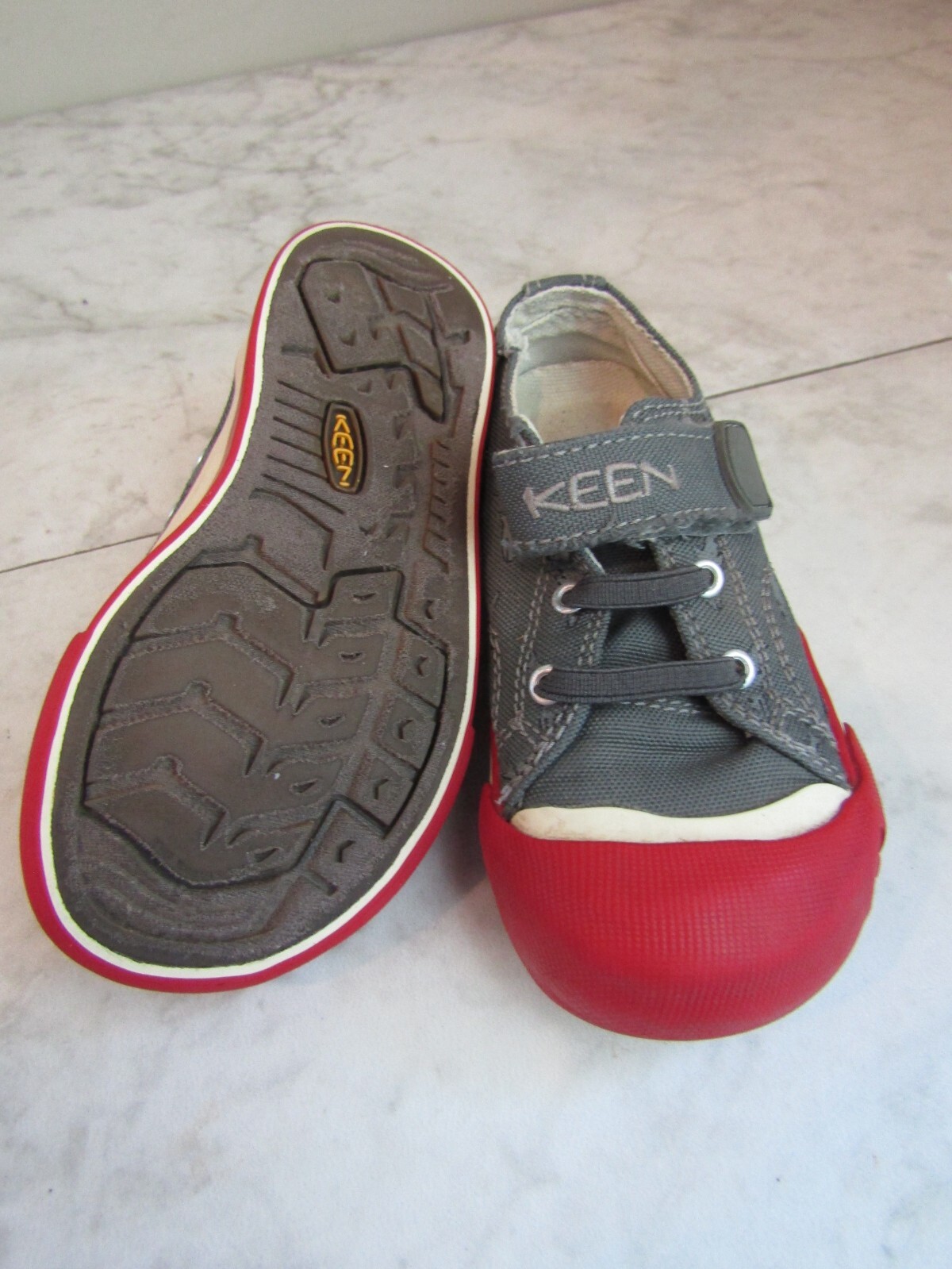 Scarpe da ginnastica KEEN grigio rosso tela squalo gancio e passante per bambini ragazzi taglia 7