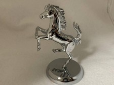 Ferrari Emblem tänzelndes Pferd Maskottchen Figur mit Geschenkbox 11 cm hoch ...
