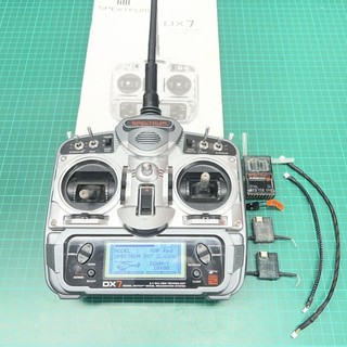 Spectrum DX7 2.4GHz Transmitter c/w AR9000 receiver 2 satellites handbook.