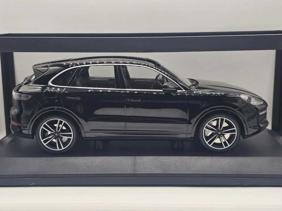 Porsche Cayenne Turbo S 2017 Nero 1:18 Minichamps In Box - Immagine 4 di 4