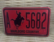 Lata de tabaco vintage Marlboro Country A 5682 coleccionable lata de cigarrillo rojo hecha i