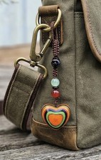 Anhänger aus Regenbogen Holz Natur Geschenk Bunt  Knopf Handgeflochten Herz