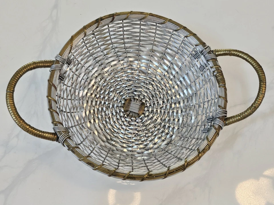 Cesta de frutas decorativa tejida de latón de aluminio hecha a mano de metal de 10"  Foto 2 de 4