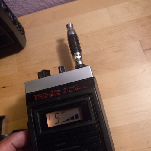 Transceptor Walkie Talkies de 40 Canales Realista TRC-212 5 Vatios JUEGO de 2 Probados - Imagen 18 de 23