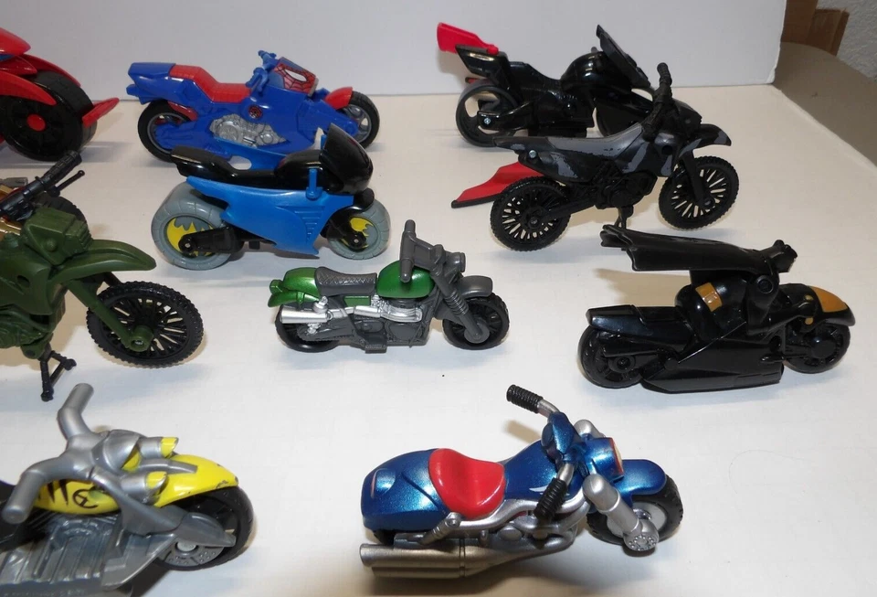 Figura de acción de juguete motocicletas, Batman, Spiderman, Ironman, Honda, Wolverine Foto 3 de 3