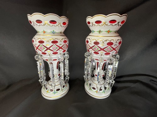 Paar böhmisch tschechische Überfang geschnitten auf Preiselbeerglas Mantel Lüster 13-1/2" hoch