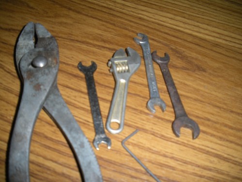 VINTAGE COX SLOT CAR CONTROLLERS 1960'S WITH ELECTRIC PLUG ENDS & TOOLS & PARTS - Picture 11 of 11