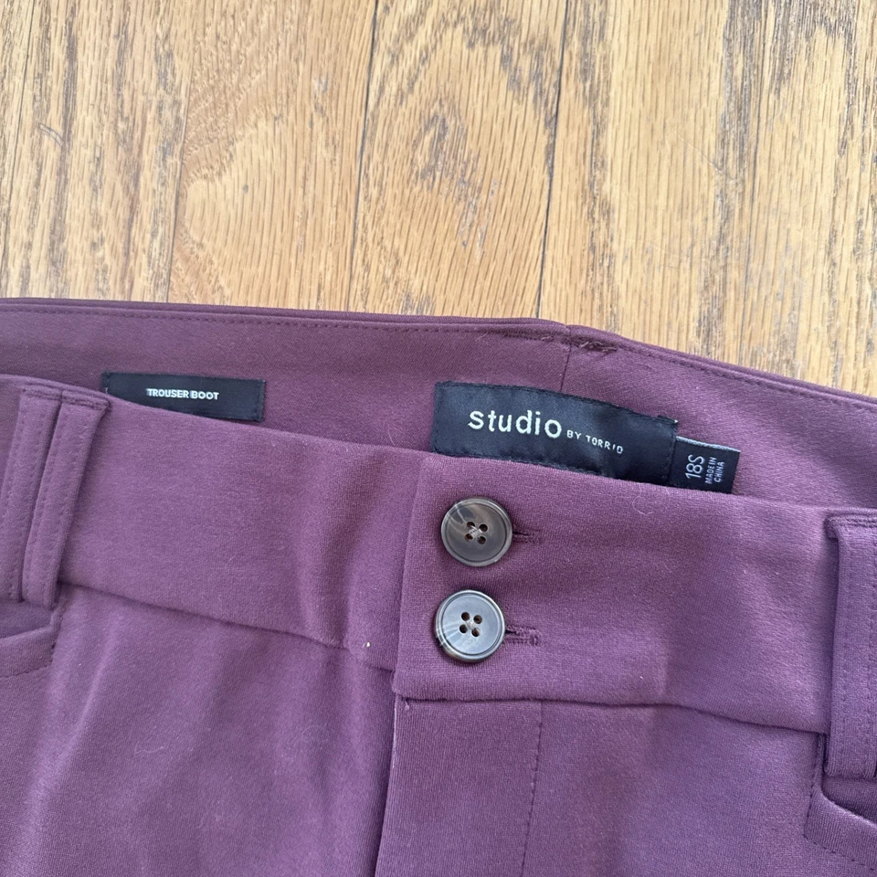 Pantalones de vestir para mujer Studio by Torrid Pantalón Bota 18 cortos negros elásticos Foto 2 de 4