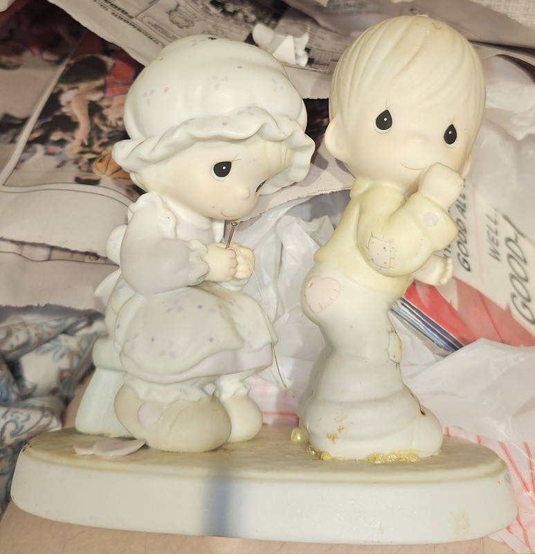 PRECIOUS MOMENTS "Sew In Love" VINTAGE PORCELAIN FIGURINE 1987