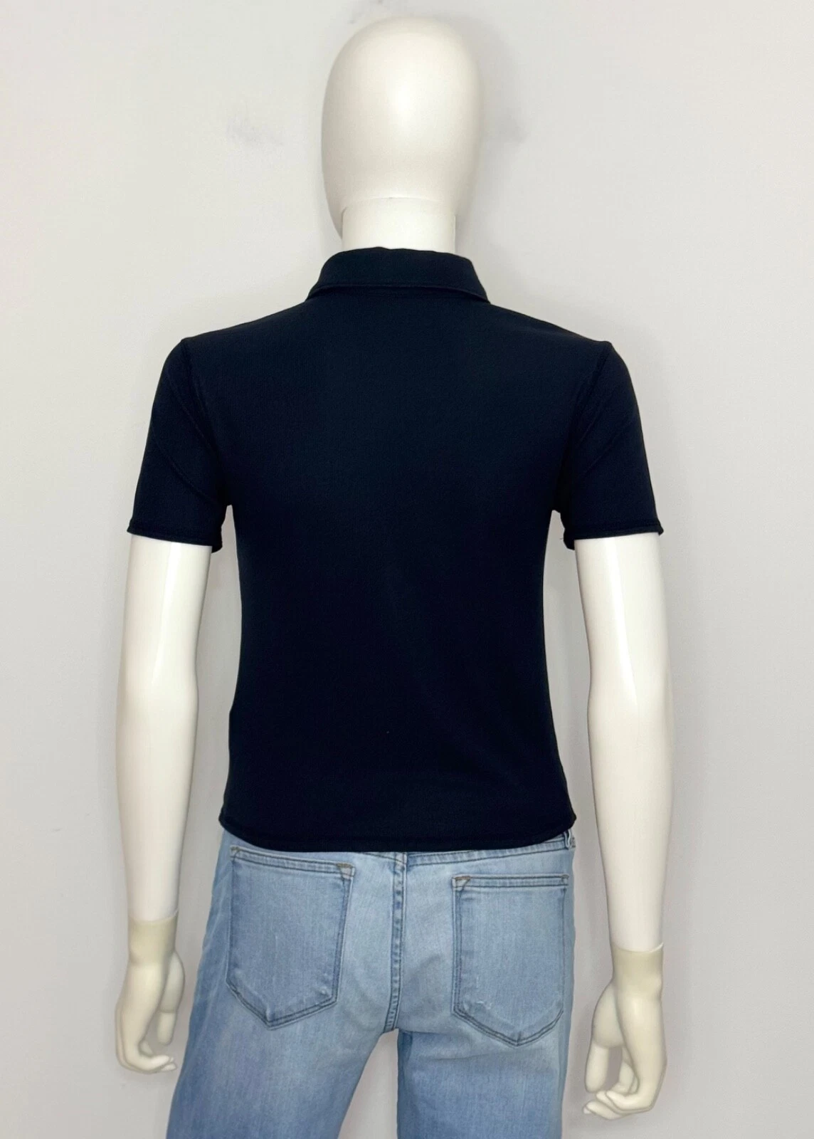 vuori pose fitted short sleeve breathable logo shirt