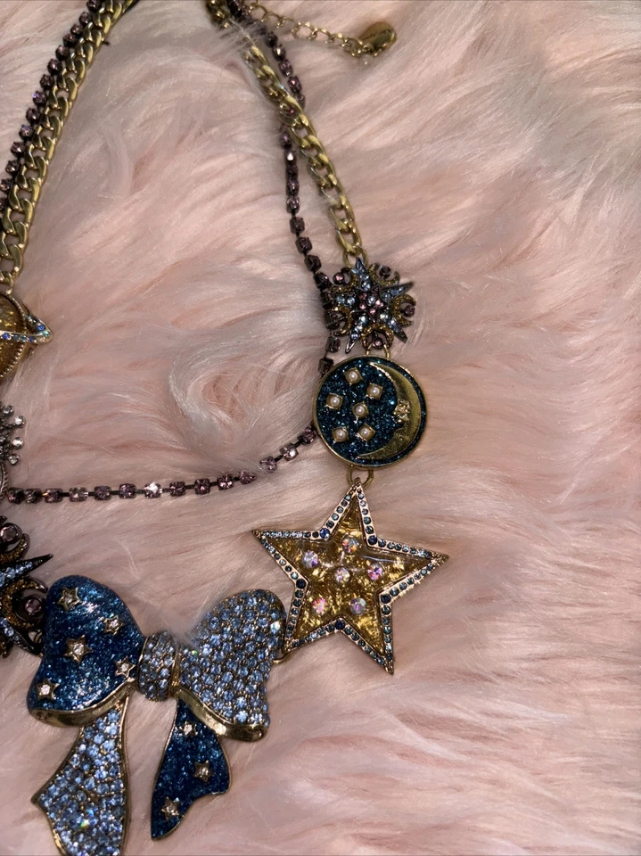 Collar Betsey Johnson, Heavens to Betsey Moon Star Saturno y Arco Foto 3 de 3